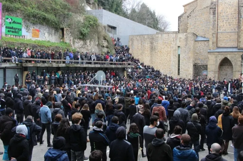 Milaka lagunek salatu dituzte Donostiako Alde Zaharraren "militarizazioa" eta "polizia-indarren errepresioa"