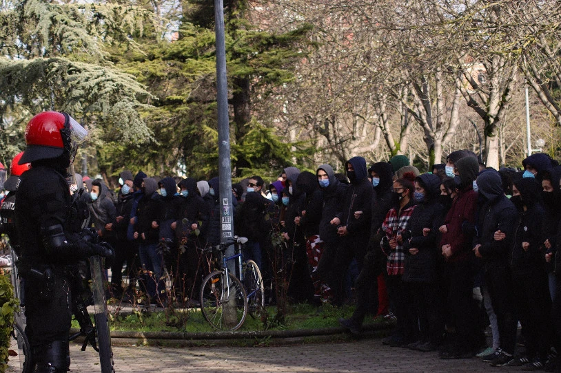 Gasteizen hamabost pertsona etxegabetu eta protestara batu direnen aurka oldartu dira polizia-indarrak