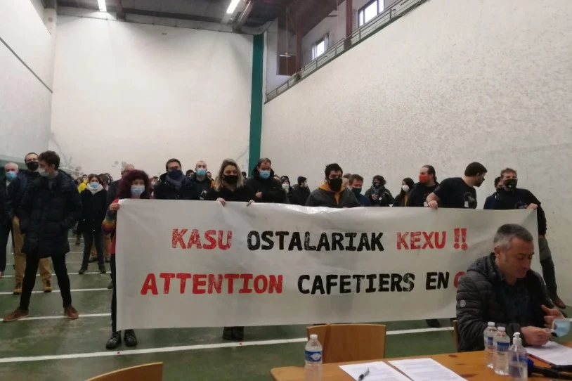 Kanboko ostalaritza-langile batek bere buruaz beste egin duela salatu du 'Kasu, kasu, ostalariak kexu' kolektiboak