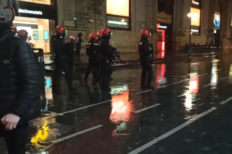 Gaur ere Donostiako Alde Zaharrera sartu eta hainbat gazteren aurka egin du Ertzaintzak