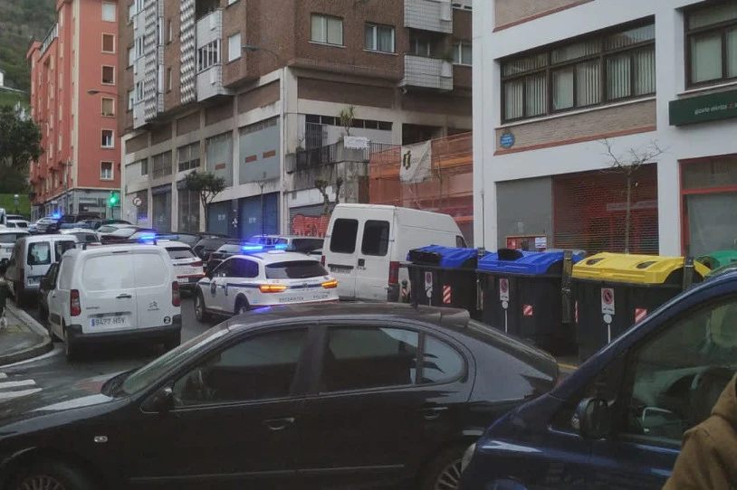 Ertzaintza Bilboko Errondoko Auzo Etxera sartu zen atzo, eta kide bat identifikatu zuen