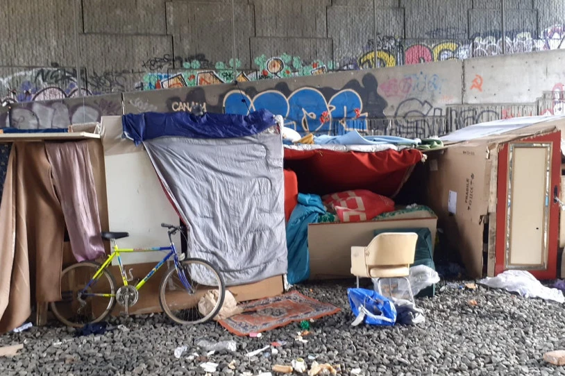 Bilboko Euskalduna zubiaren azpian bizi diren pertsonak jazarri eta kanporatu ditu Udaltzaingoak