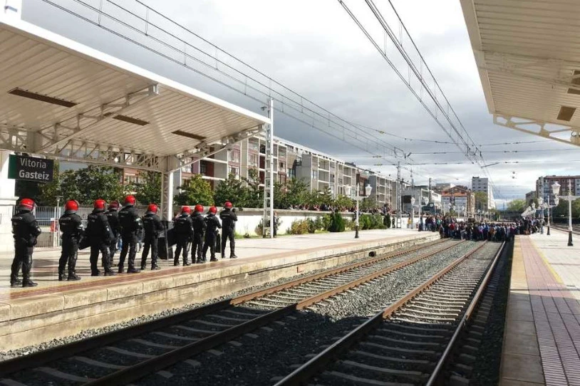 Deklaratzera deitu dituzte hamabost gazte, protesta gisa Gasteizen trenbide bat mozteagatik