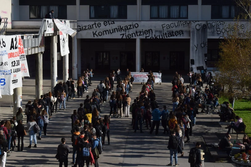 Campusetako emakume taldeek UIBren kanpainarekin bat egin dute, 'Berdintasunaren itxurakeriaren aurrean, ekin antolakuntzari' lelopean