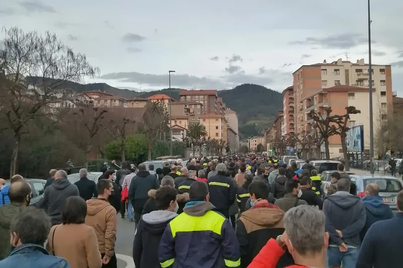 Greba mugagabeari ekin diote gaur Tubacexeko langileek, kaleratzeen aurka