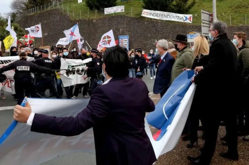 Etorkinekin kolektiboak deituta, Frantziako eskuin muturraren aurkako protesta egin dute Pausun