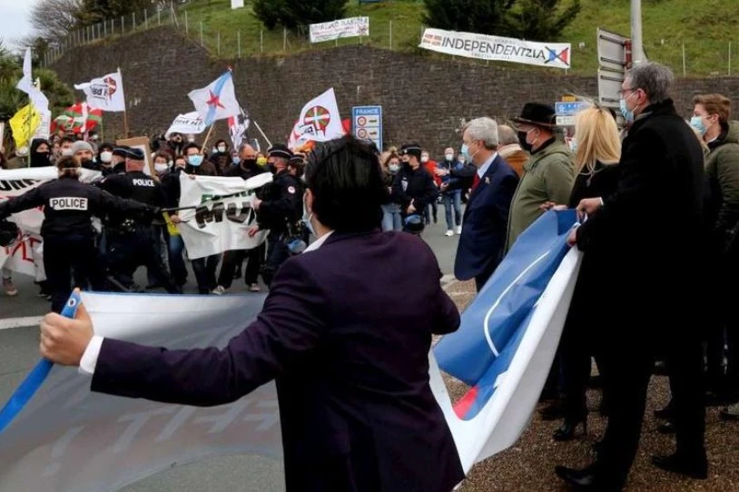 Etorkinekin kolektiboak deituta, Frantziako eskuin muturraren aurkako protesta egin dute Pausun