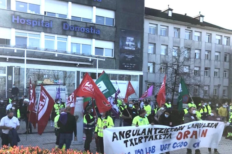 Anbulantzietako langile azpikontratatuek bazterketa egoera salatu dute Donostian