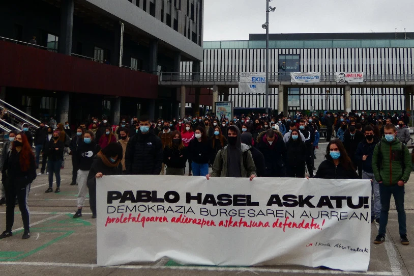 Ehunka ikasle batu dira Pablo Haselen espetxeratzea salatzeko mobilizazioetara