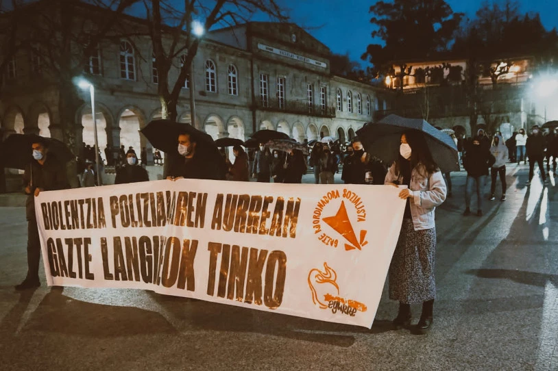 Larunbatean Gernikan Ertzaintzaren aldetik jasandako bortizkeria salatu dute 300 lagunek