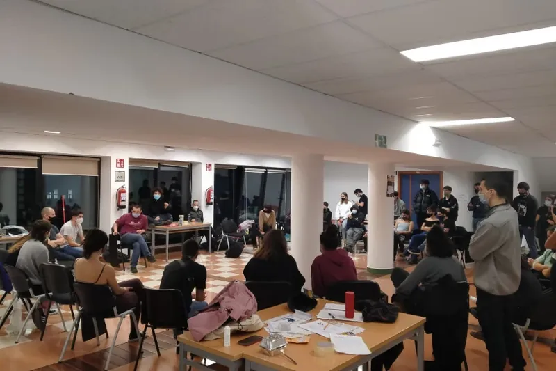 Ertzaintza sartu da Ibaetako campusera, eta astelehenean berreskuratutako gunean erresistentzia egiten ari dira ikasleak