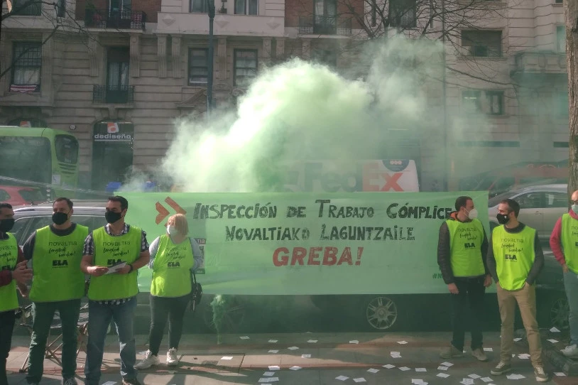 Novaltiako langileek mobilizazioa egin dute Bilbon, Lan Ikuskaritzari "enpresarekin konplizitatea" egotziz