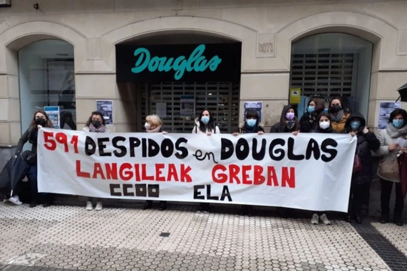 Douglas lurrin-dendetako langileak greban daude kaleratzeen aurka