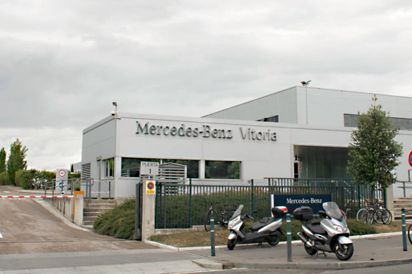 Behargin bat larriki zauritu dute Gasteizko Mercedes Benz lantegian, makina batek harrapatu ostean