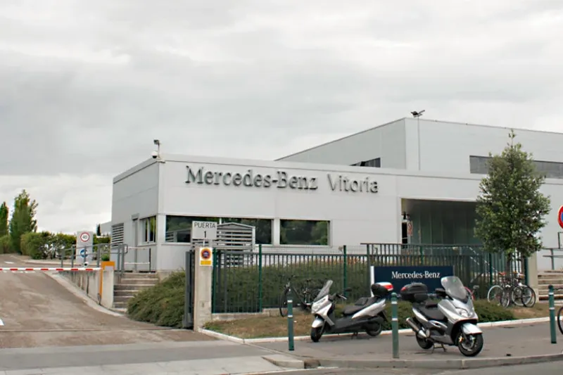 Behargin bat larriki zauritu dute Gasteizko Mercedes Benz lantegian, makina batek harrapatu ostean