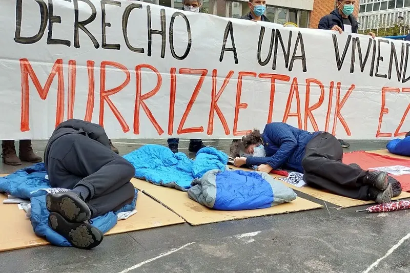 Barakaldon familia bat etxetik bota nahi dutela salatu dute