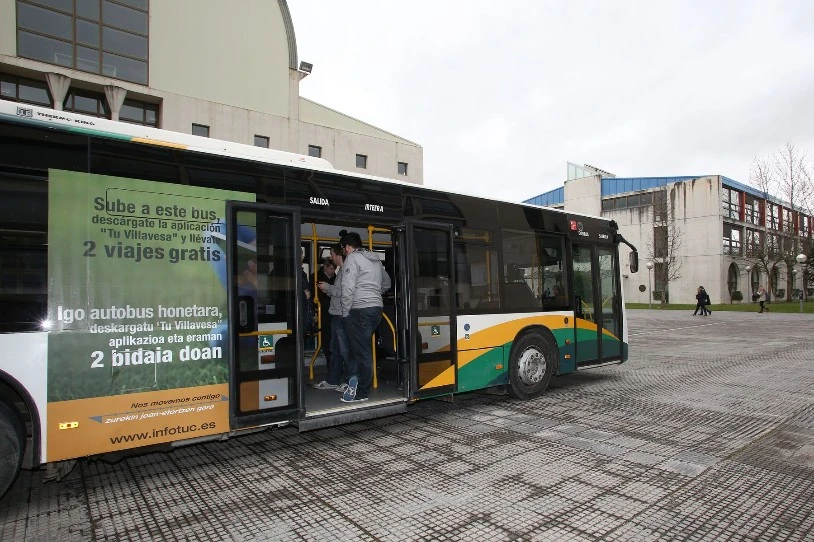 Sexu-erasoa egin diote autobus-zerbitzuko emakume langile bati Iruñean