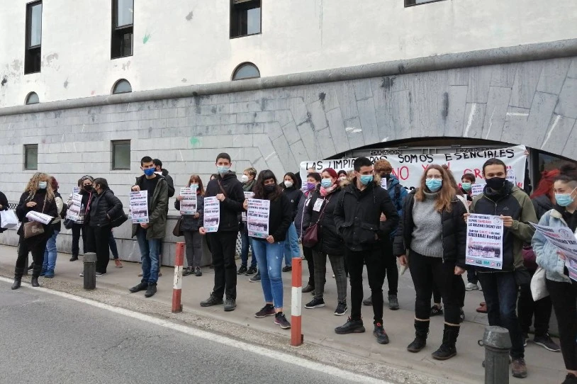 Nafarroako hezkuntzako garbitzaileak gobernuak ezarritako %100eko gutxieneko zerbitzuen aurka mobilizatu dira