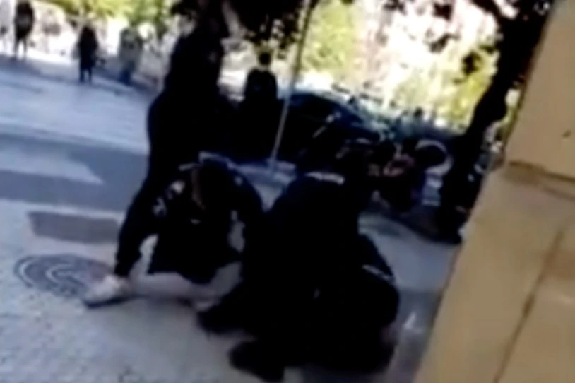 Donostiako udaltzainek txirrindan entzungailuak zeramatzan adingabe bat jipoitu eta ziegara eraman dute