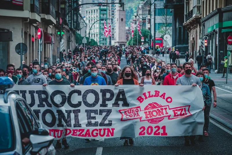 Eurocopa gelditzera deitu dute milaka pertsonak Bilbon eta Gasteizen