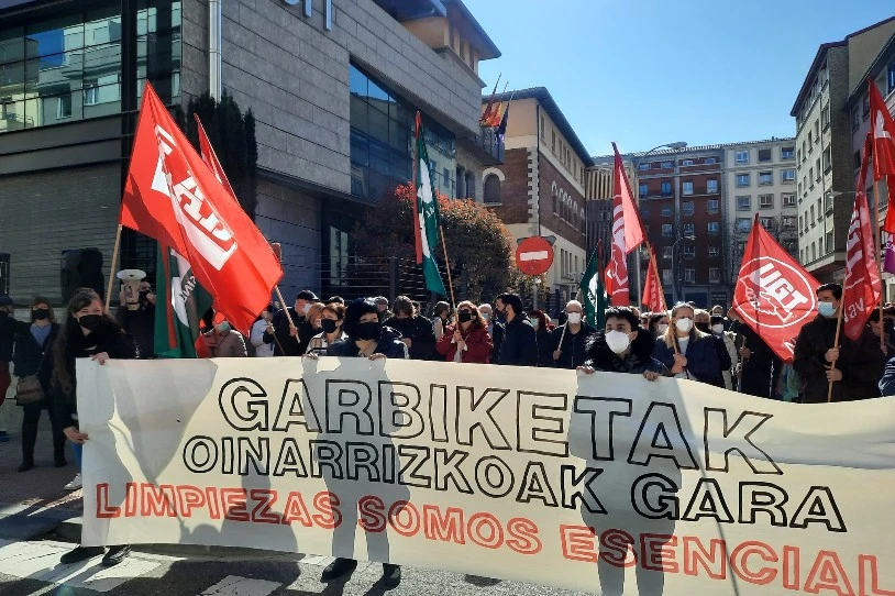Garbiketa sektoreko langileak mobilizatu dira gaur Iruñean: CCOOk eta UGTk "traizio" egin diela salatu dute