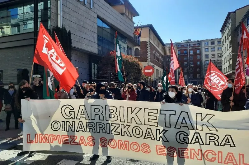 Garbiketa sektoreko langileak mobilizatu dira gaur Iruñean: CCOOk eta UGTk "traizio" egin diela salatu dute