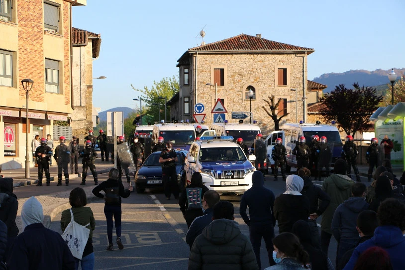 Abadiñon ehunka lagunek salatu dute gaurko etxegabetzea, eta protestan zeudenak eraso dituzte polizia-indarrek