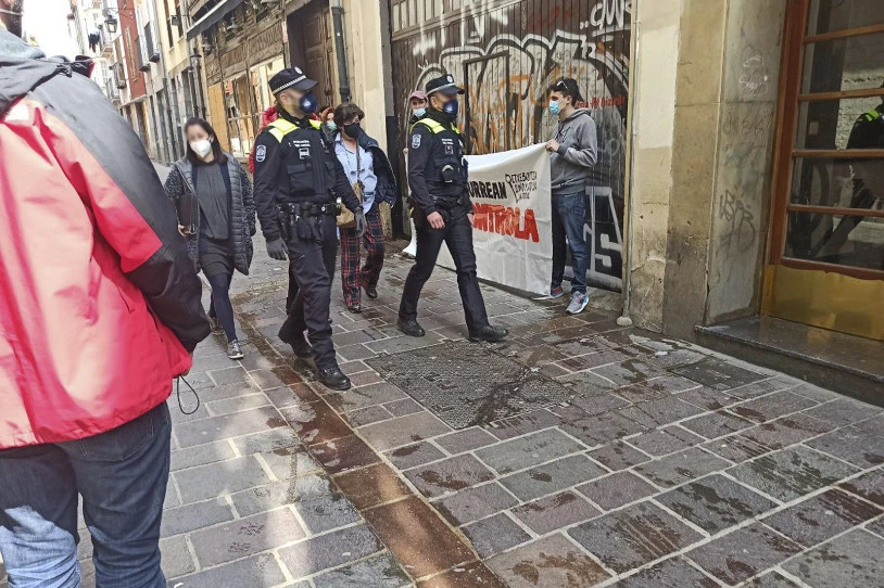 Gasteizko Etxebizitza Sindikatuaren parte den etxebizitza bat desalojatu dute eguerdian udaltzainek