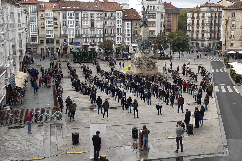 2.000 ikaslek kaleak hartu dituzte, "kalitatezko eta doako hezkuntza eredu unibertsala" aldarri