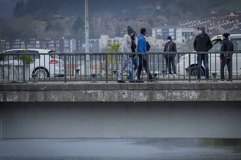 Donostian bere buruaz beste egin du gazte migratzaile batek, eta beste batek ezpainak josi ditu Hendaian, bere egoera salatzeko