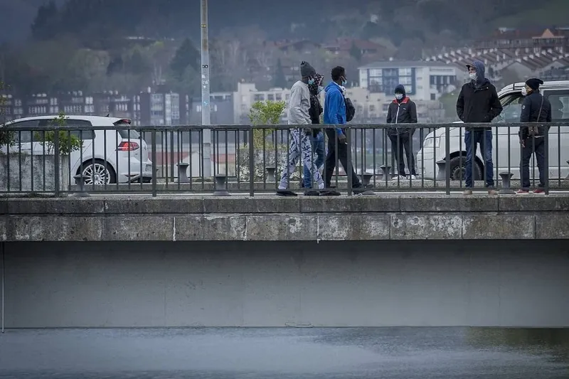 Donostian bere buruaz beste egin du gazte migratzaile batek, eta beste batek ezpainak josi ditu Hendaian, bere egoera salatzeko