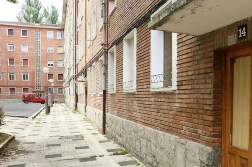 Olarizuko etxe okupatuetako bizilagunak jazartzen jarraitzen dute, eta Gasteizko Udalak epaitegietara joko du etxebizitzak husteko