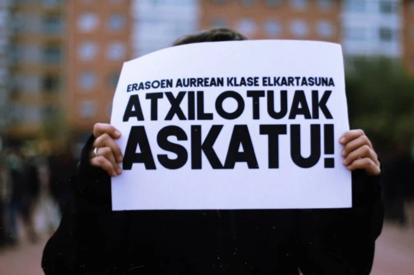 Aske geratu dira asteartean Iruñerrian atxilotu zituzten gazteak