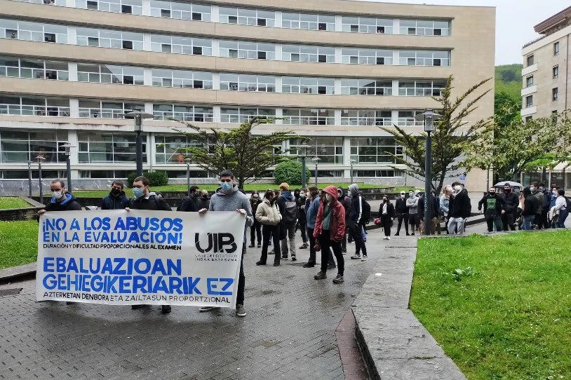 Ibaetako Ingeniaritza Fakultateko ikasleek mobilizazioa egin dute, 'Ebaluazioan gehiegikeriarik ez!' lelopean