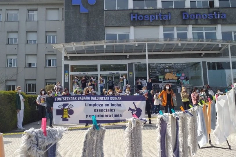 Osakidetzan azpikontratatutako garbitzaileak hitzarmen berri baten alde mobilizatu dira Donostian