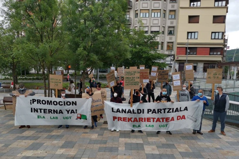 Bidasoako kale garbitzaileek lan-baldintzen okertzea salatu dute, eta ardura hartzeko eskatu diote FCCri