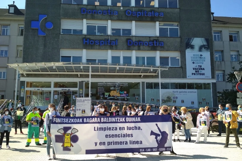 Greba eguna izan dute gaur Osakidetzako garbitzaile azpikontratatuek