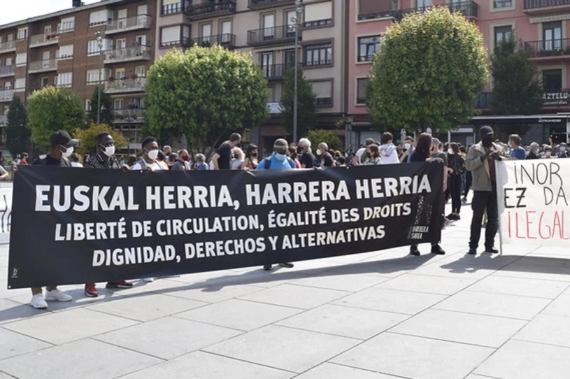 Etorkinentzako harrera duina aldarrikatu dute Hendaia eta Irun artean