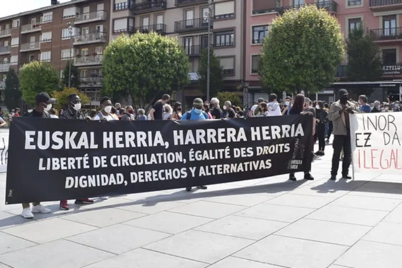 Etorkinentzako harrera duina aldarrikatu dute Hendaia eta Irun artean