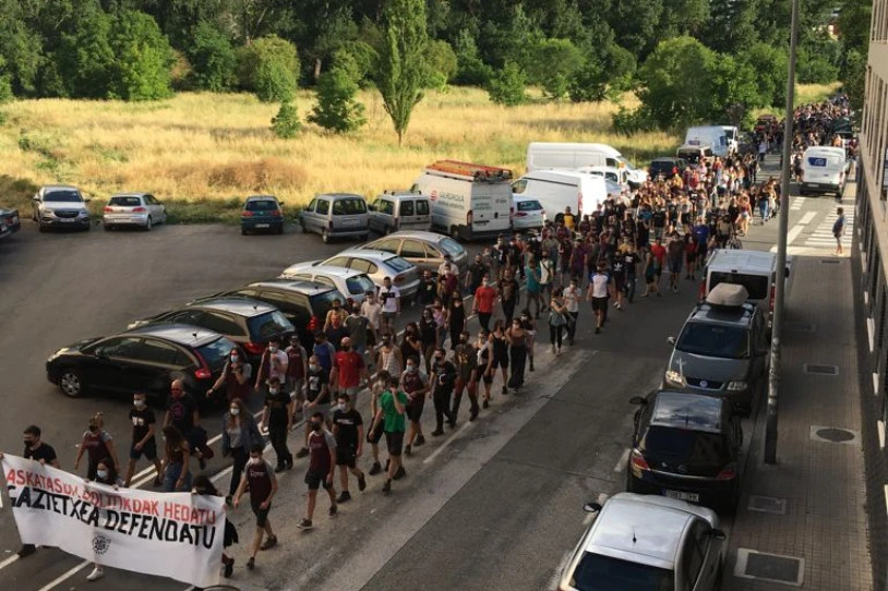 Ehunka lagunek salatu dute Burlatako Gaztetxearen eta askatasun politikoen aurkako erasoaldia