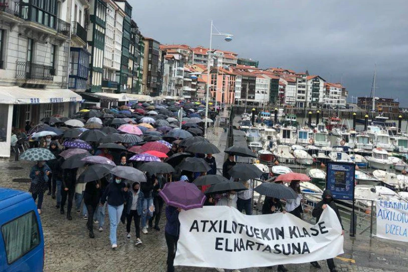 Atxilotuei klase elkartasuna adierazi die jende ugarik Lekeition