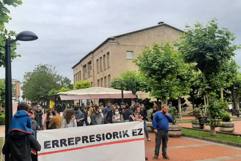 Sopelan larunbat gauean jasandako jazarpen poliziala salatu dute