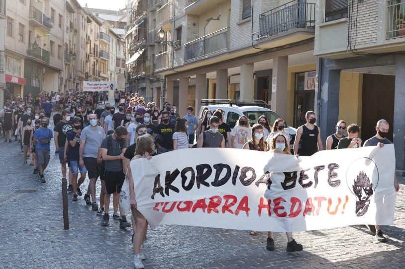 Ehunka lagunek eskatu diete Lizarrako Udalari eta Nafarroako Gobernuari Sugarra gaztetxearekin adostutako baldintzak betetzea