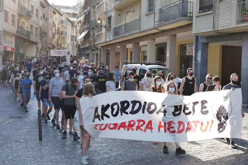Ehunka lagunek eskatu diete Lizarrako Udalari eta Nafarroako Gobernuari Sugarra gaztetxearekin adostutako baldintzak betetzea
