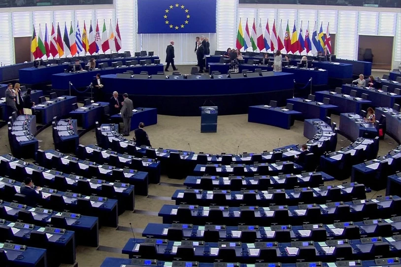 Europako Parlamentuak Chatcontrol plataforma onartu du, komunikazio elektronikoen monitorizazio masiborako sistema