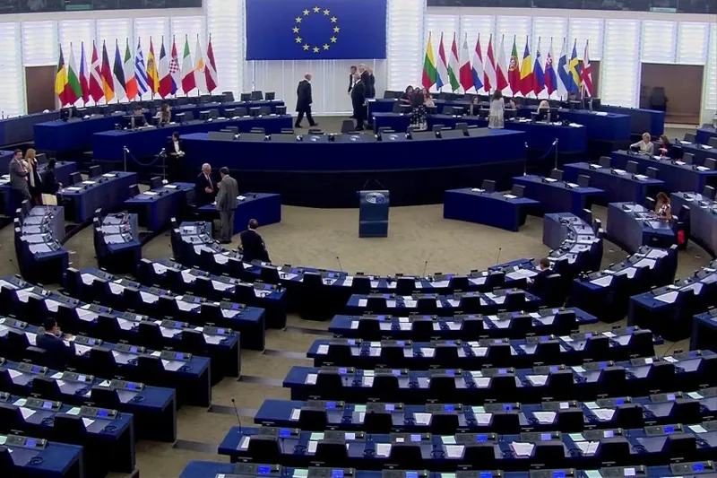 Europako Parlamentuak Chatcontrol plataforma onartu du, komunikazio elektronikoen monitorizazio masiborako sistema