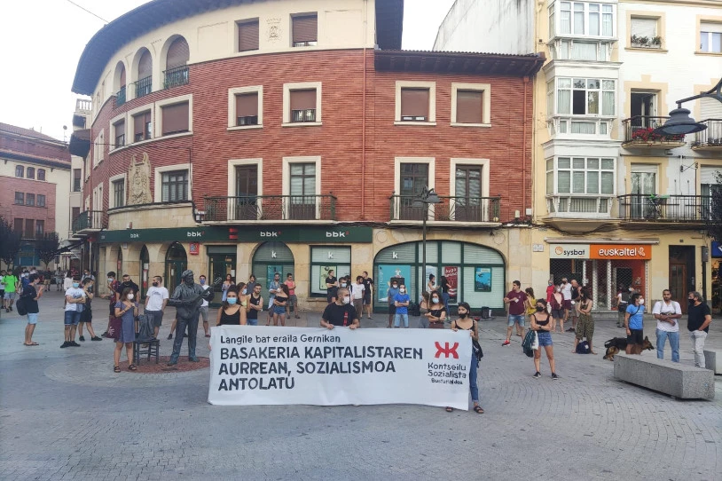Gaurko lan-heriotza salatu dute Gernikan, Kontseilu Sozialista Busturialdeak deituta