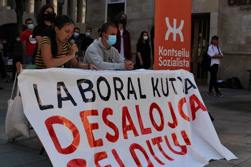 Desalojo arriskuaren aurrean, Gasteizko Zentro Sozialistaren defentsa berretsi dute Gasteizko Kontseilu Sozialistak eta Errakik