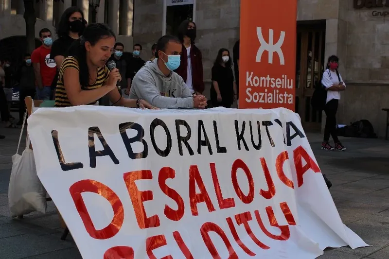 Desalojo arriskuaren aurrean, Gasteizko Zentro Sozialistaren defentsa berretsi dute Gasteizko Kontseilu Sozialistak eta Errakik