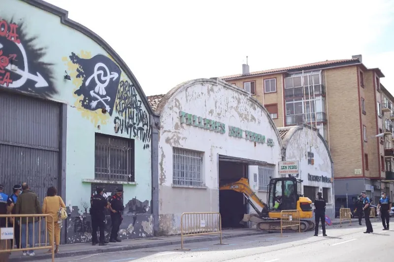 Errotxapeako Gaztetxea eraisteari ekin diote, eta gutxienez sei pertsona atxilotu dituzte protestan